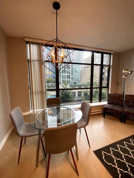 Entire Condo In Heart Of Downtown Vancouver Eksteriør bilde